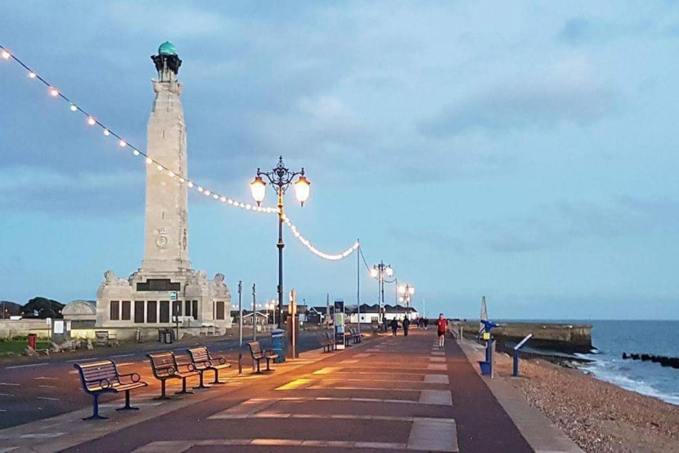 Air Maison - Stunning Beach Front Apartment Portsmouth Bagian luar foto