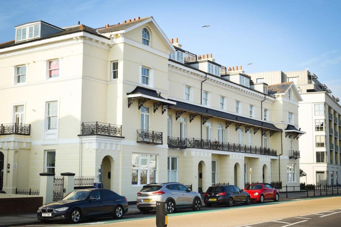 Air Maison - Stunning Beach Front Apartment Portsmouth Bagian luar foto