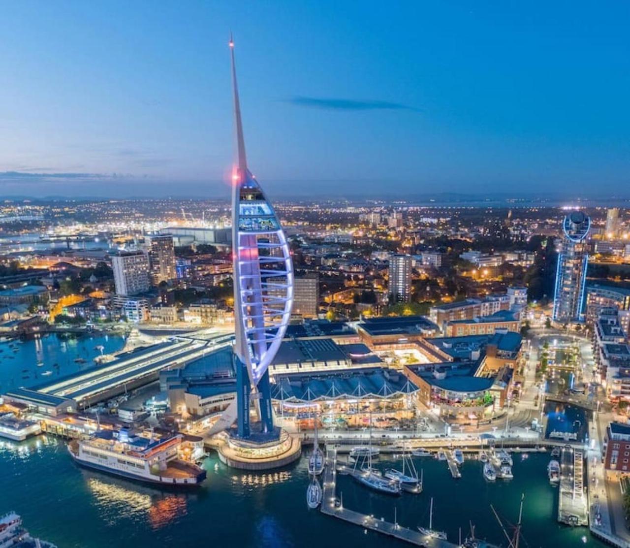 Air Maison - Stunning Beach Front Apartment Portsmouth Bagian luar foto