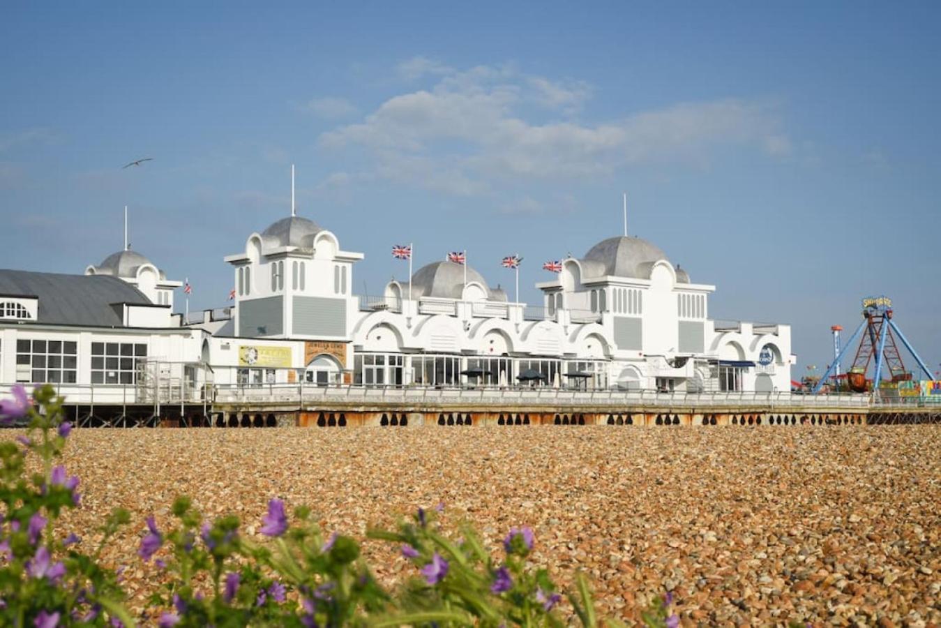 Air Maison - Stunning Beach Front Apartment Portsmouth Bagian luar foto