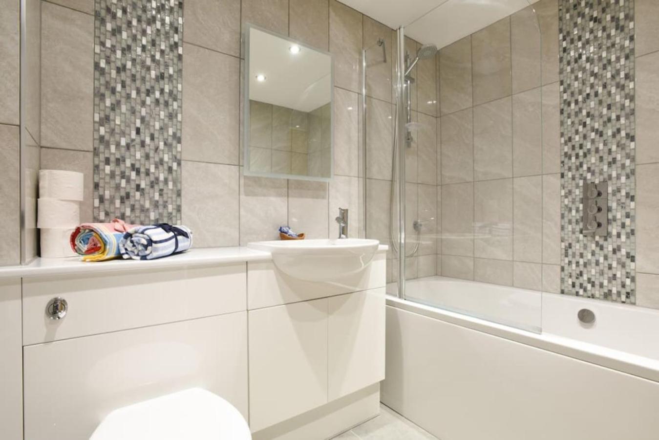 Air Maison - Stunning Beach Front Apartment Portsmouth Bagian luar foto