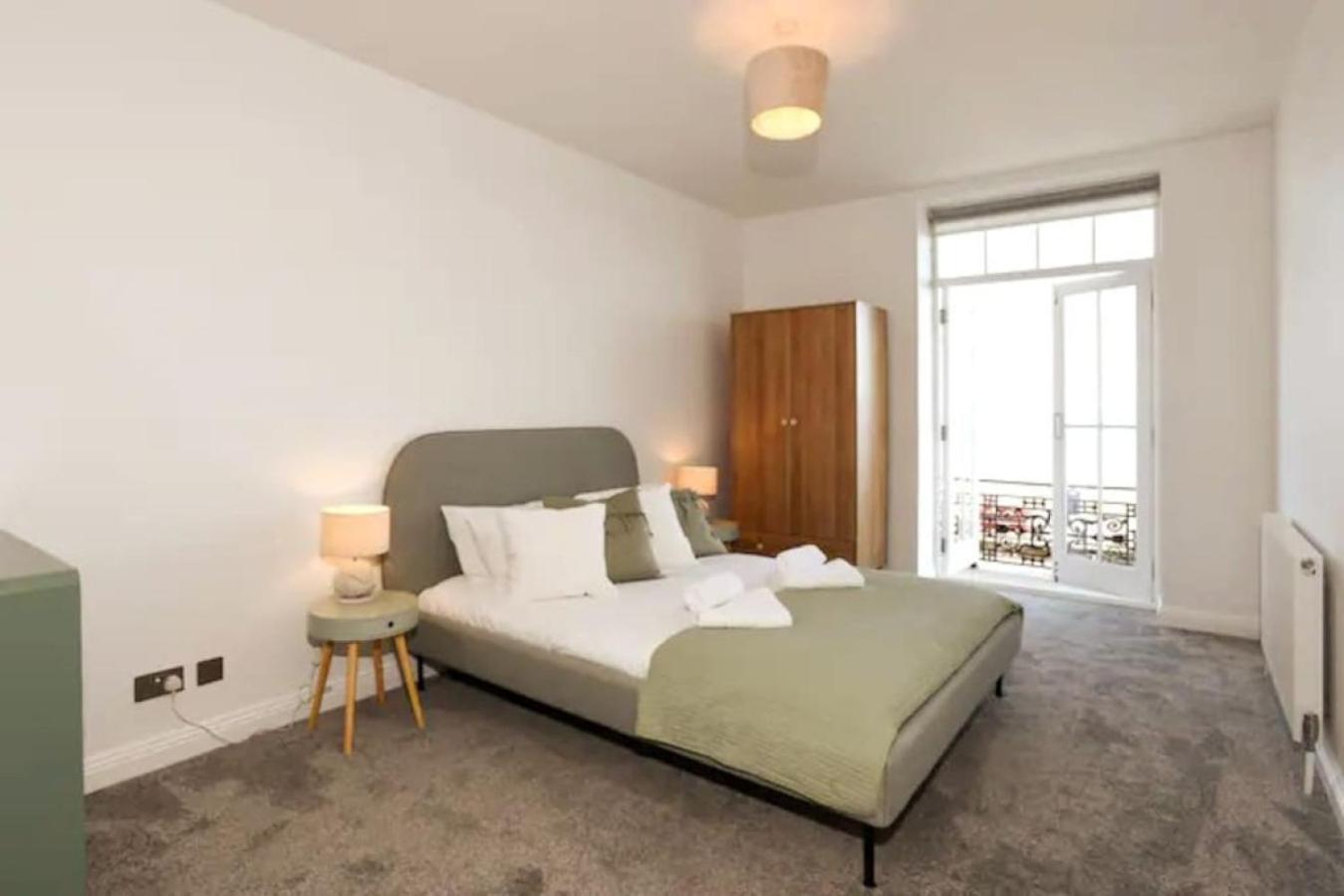 Air Maison - Stunning Beach Front Apartment Portsmouth Bagian luar foto