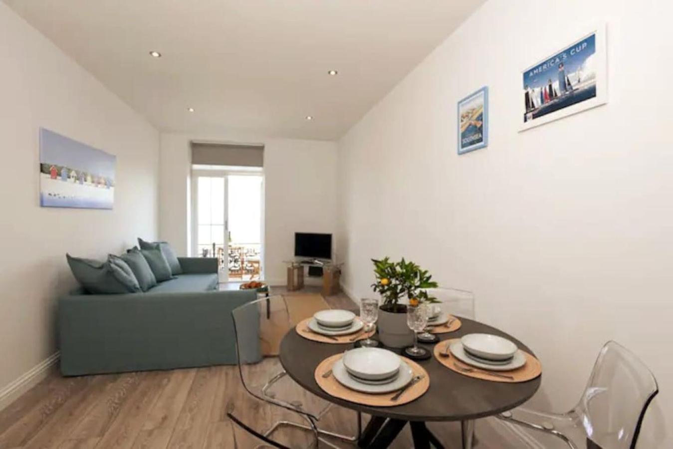 Air Maison - Stunning Beach Front Apartment Portsmouth Bagian luar foto