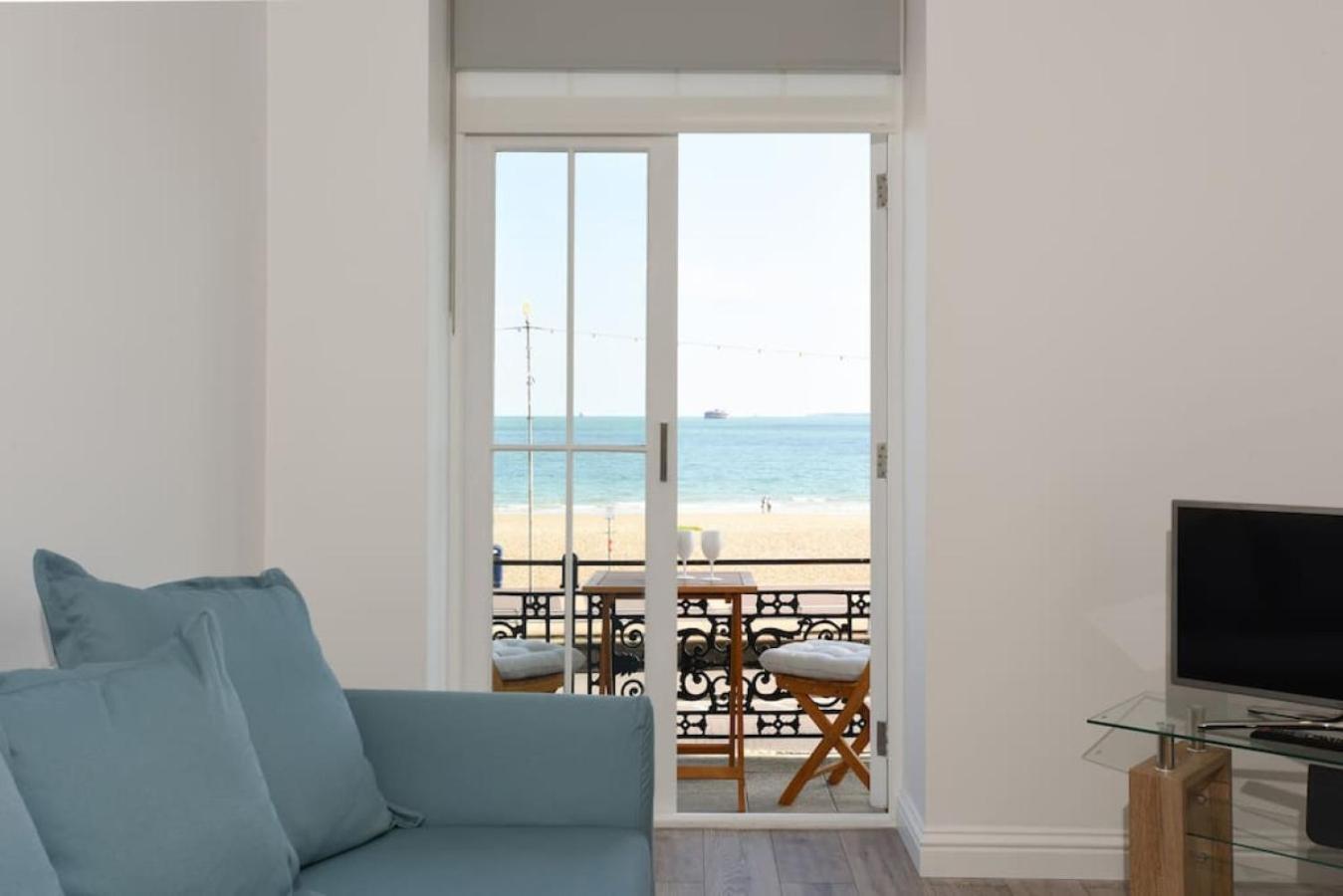 Air Maison - Stunning Beach Front Apartment Portsmouth Bagian luar foto