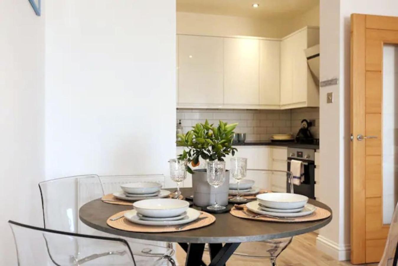 Air Maison - Stunning Beach Front Apartment Portsmouth Bagian luar foto