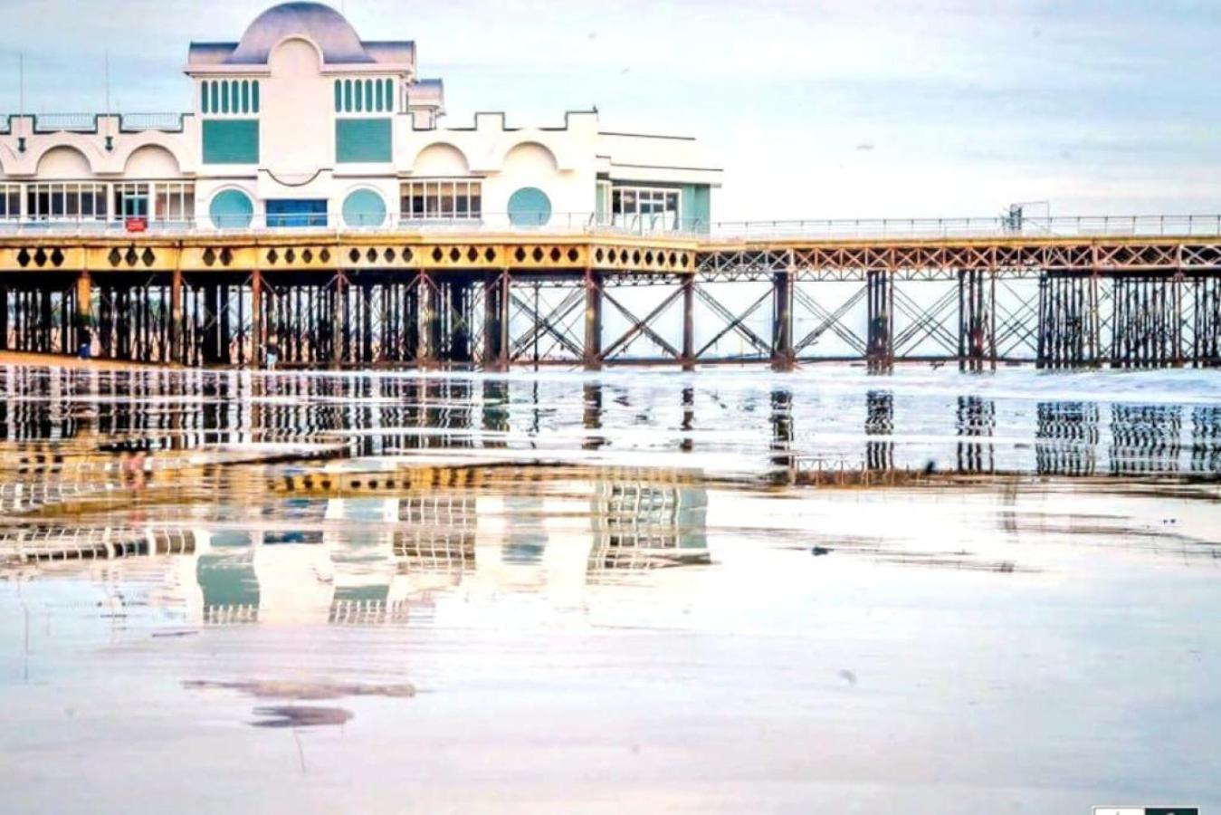 Air Maison - Stunning Beach Front Apartment Portsmouth Bagian luar foto