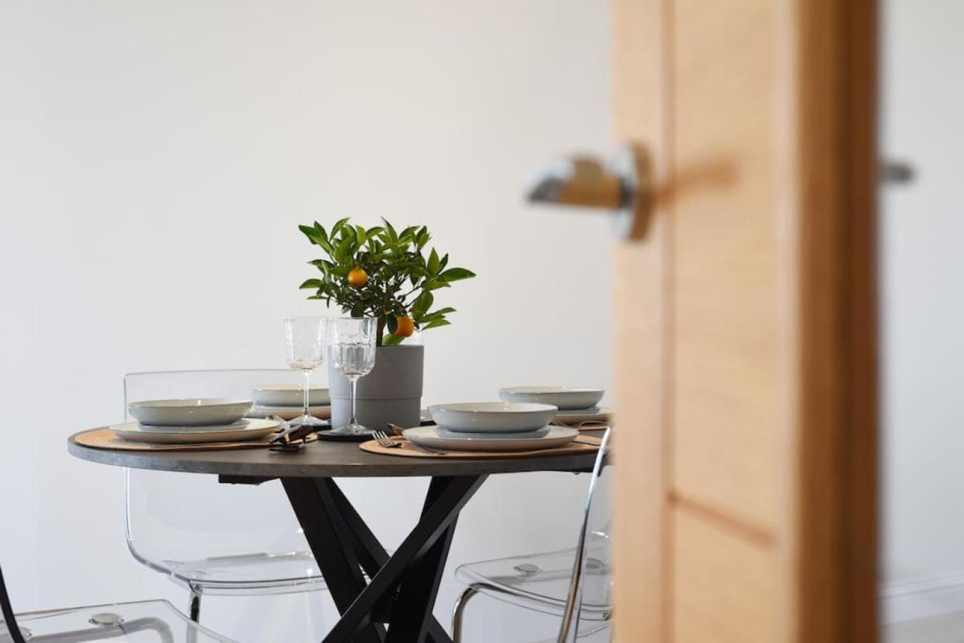 Air Maison - Stunning Beach Front Apartment Portsmouth Bagian luar foto