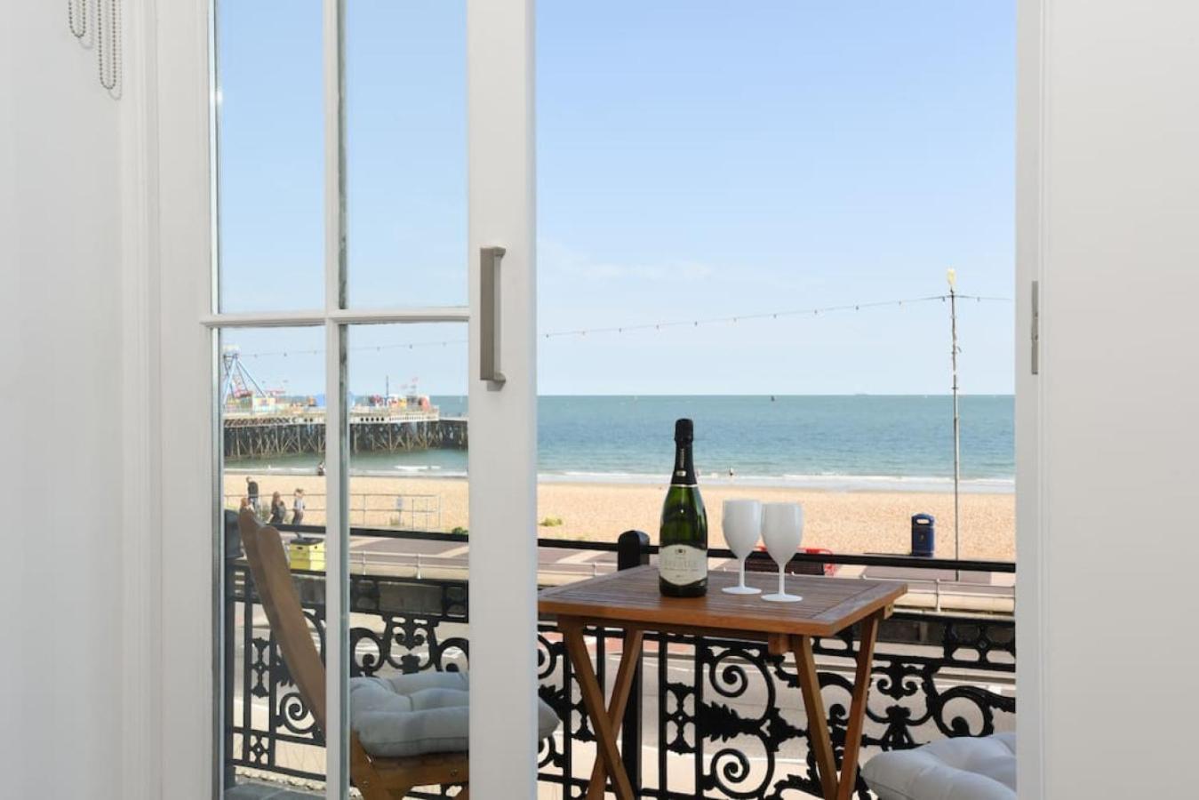 Air Maison - Stunning Beach Front Apartment Portsmouth Bagian luar foto