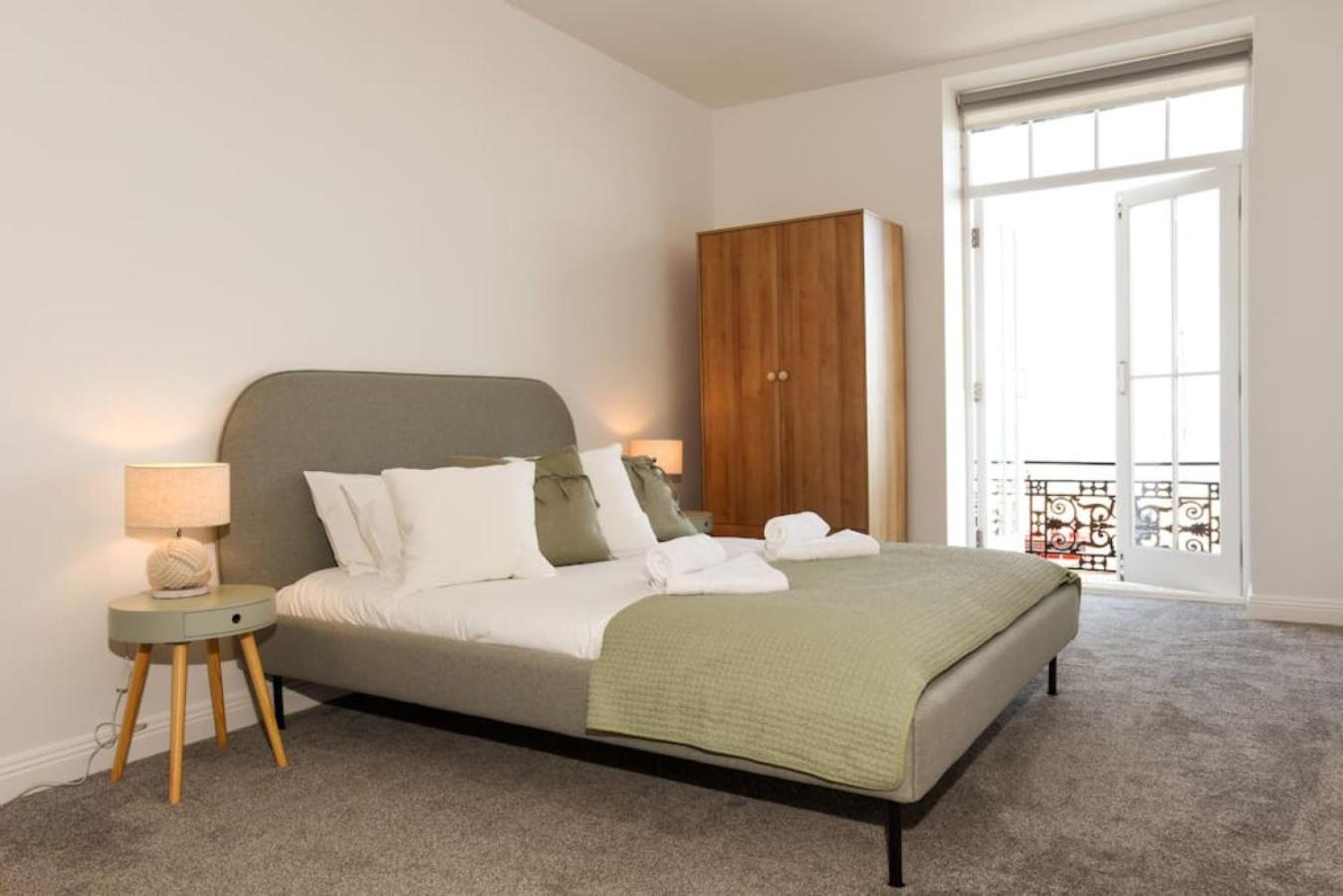 Air Maison - Stunning Beach Front Apartment Portsmouth Bagian luar foto